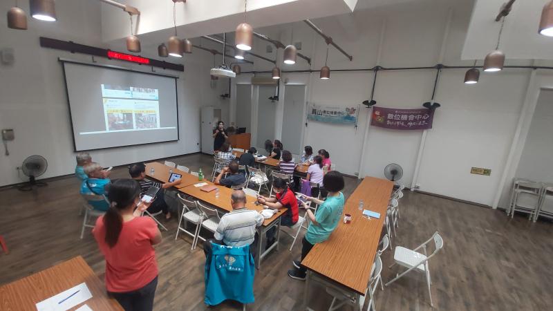 社區幹部 學習使用手機登入社區臉書網站