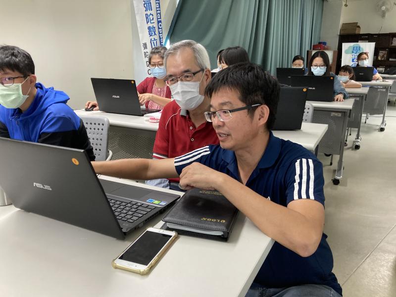 老師專注的示範操作雷雕圖示的設計