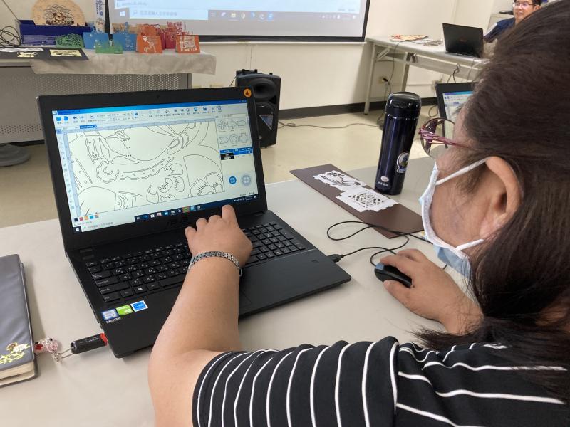 學員認真的操作著軟體，每一步都不馬虎