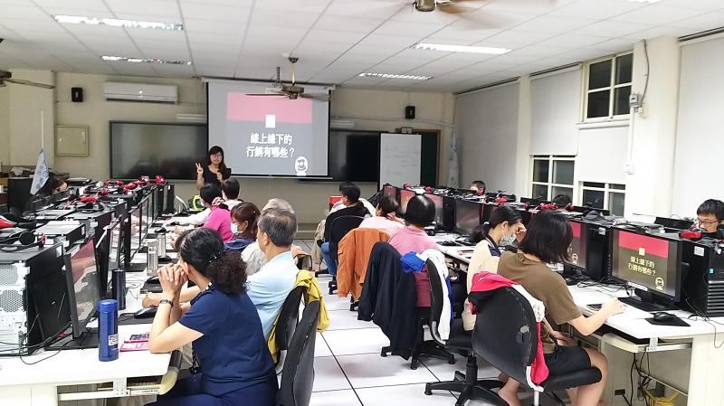 學員認真聽講師分享網路概念