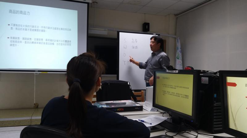 講師講解網路廣告的奧秘