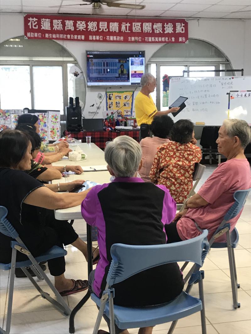 學員認真復習著平板的使用。