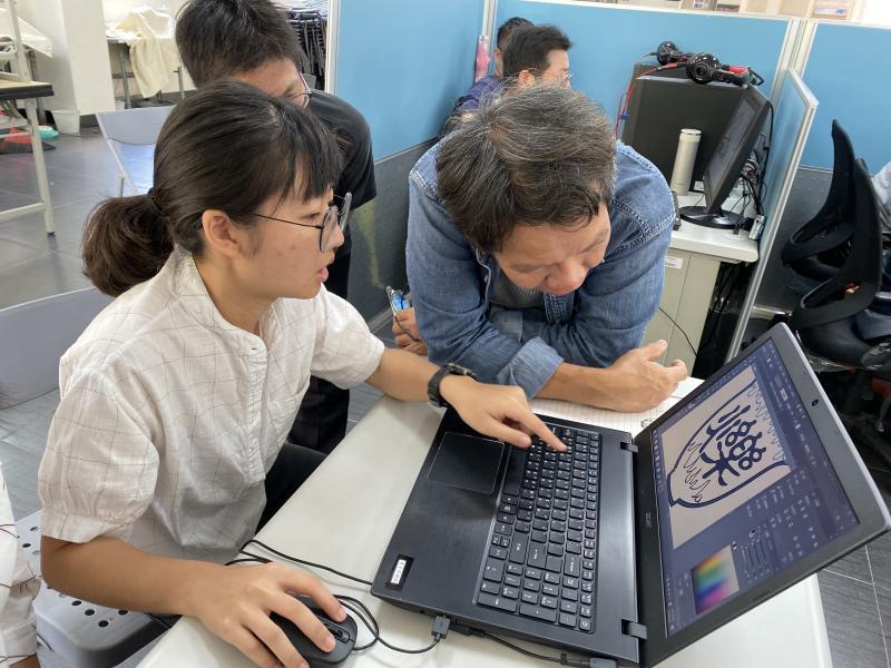 老師細心教導學員檢查圖案。