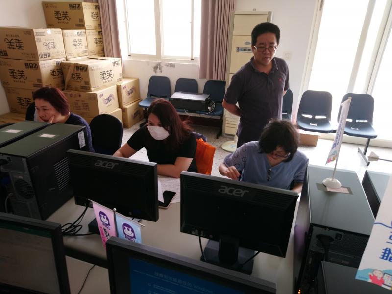 老師指導學員如何操作