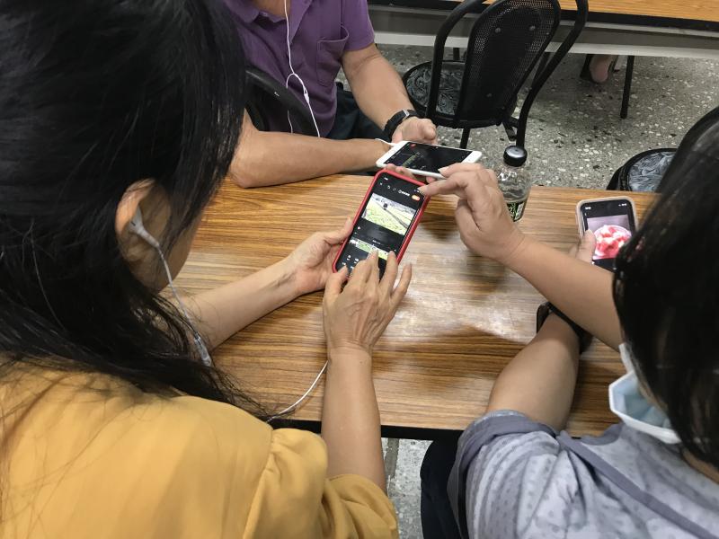 學員學習小影 APP 進行影片剪輯。