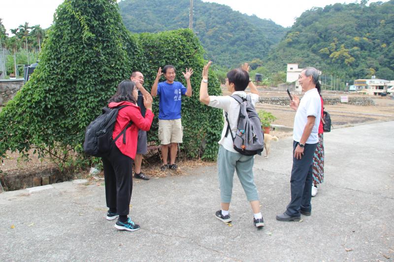 學員前往莓開眼笑果園進行影片拍攝工作。