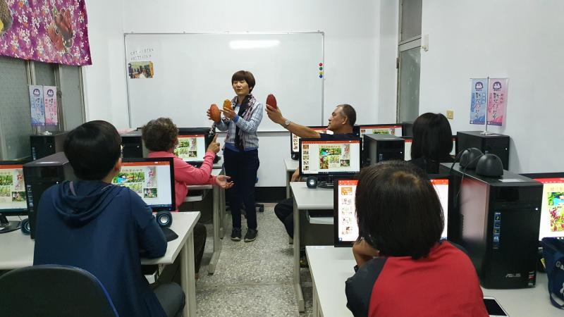 講師分享新鮮可可果實如何分辨成熟的色澤