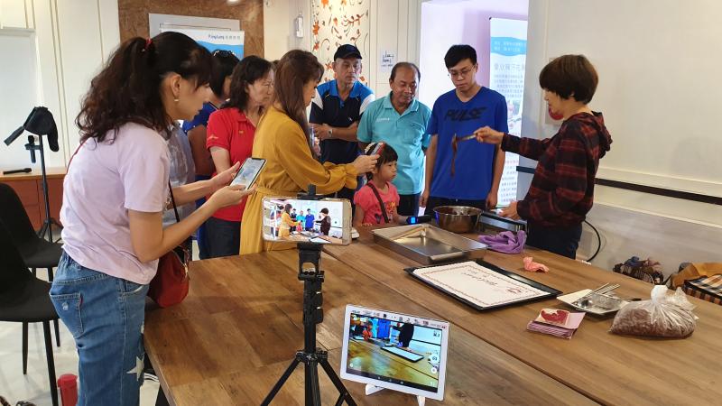 學員運用行動攝影進行巧克力創意點心拍攝