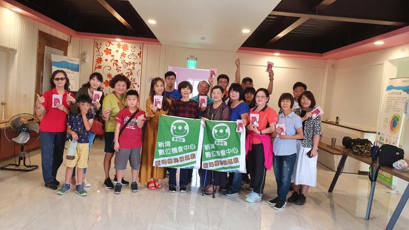 學員在可可巧克力創意點心課程後 秀出成果開心合照