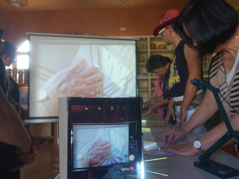 利用數位好工具-實物投影機，學員就能清楚看到老師示範竹編的細節動作
