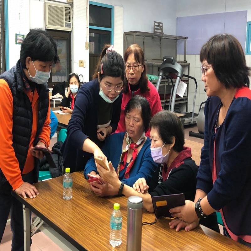 講師示範如何操作智慧型手機將LINE訊息截圖