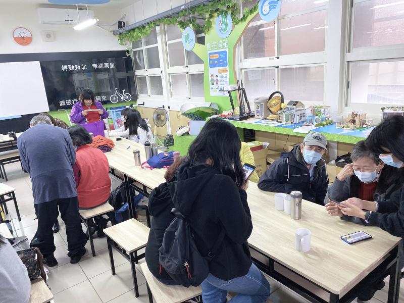 學員們都認真學習下載音樂app