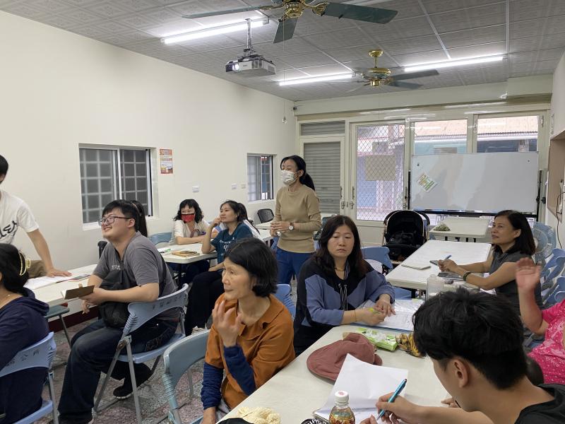 講師講解雷雕課程