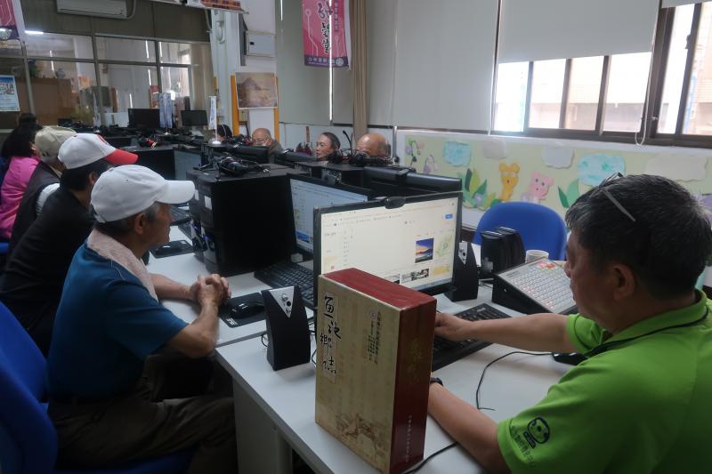 應用數位科技規劃遊程及旅遊地圖。