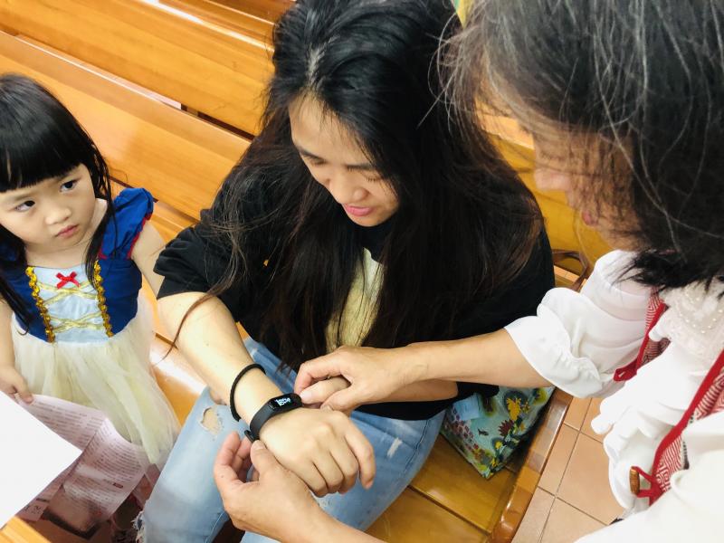 學員體驗智慧手錶穿戴裝置