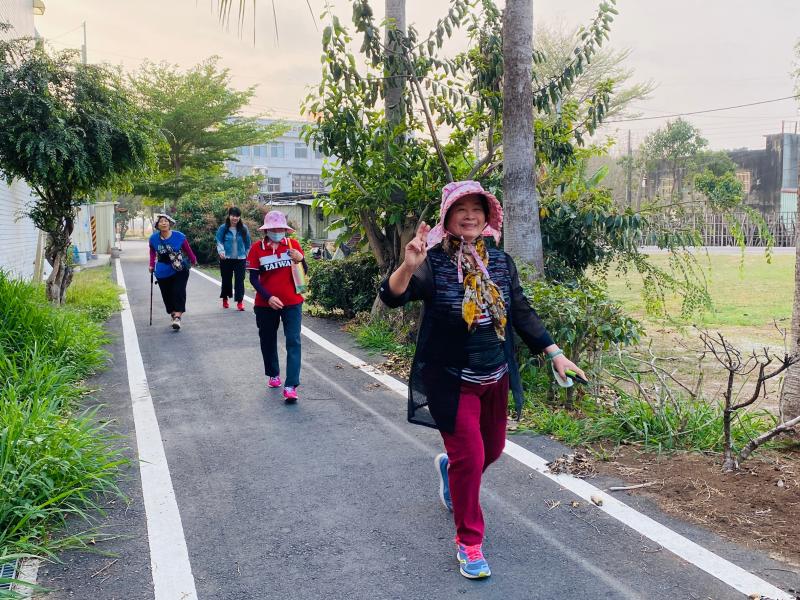 太陽剛起床~阿公阿嬤出發出發運動囉~~~~