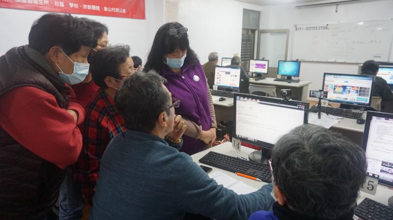 講師協助學員解決「我不是機器人」瀏覽器提問