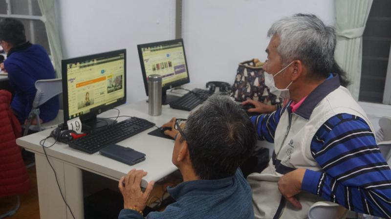 講師協助學員操作