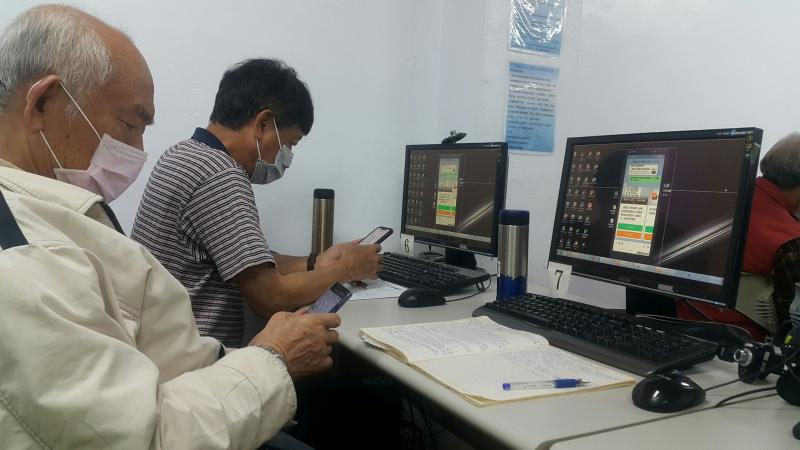 學員練習操作LINE假新聞查證工具