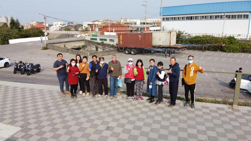 課堂上讓學員體驗操控空拍機後  講師用空拍機幫大家留下美麗的影像