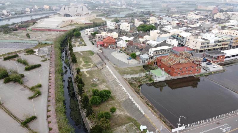 學員學習操作空拍機照相功能