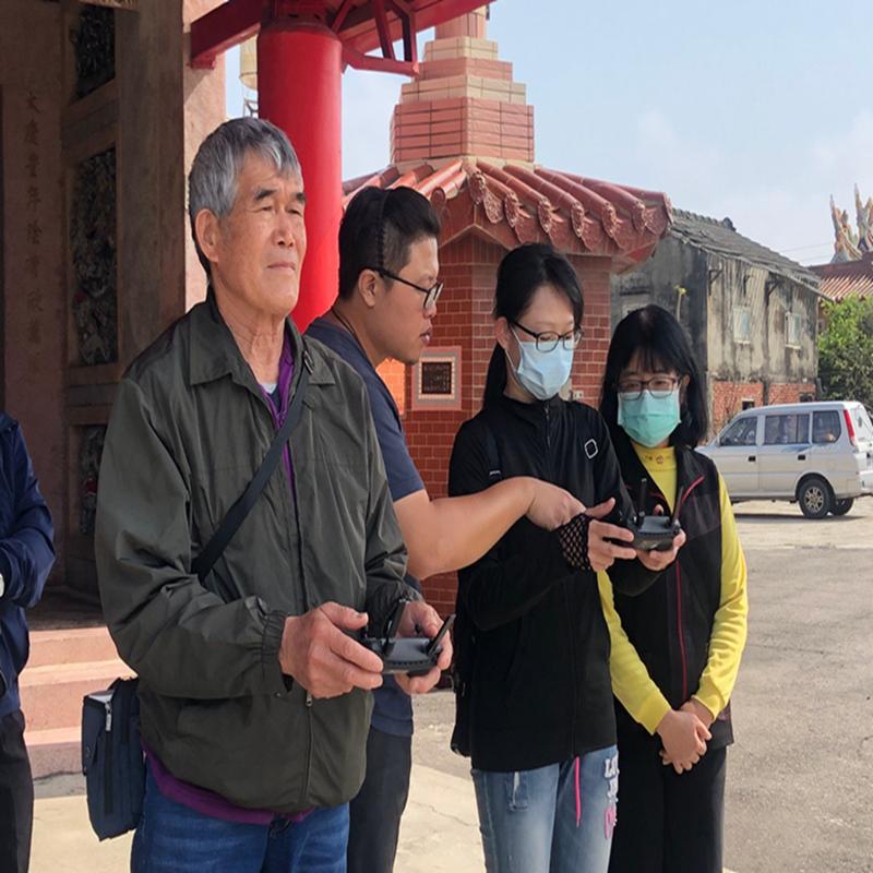 學員體驗空拍機操作