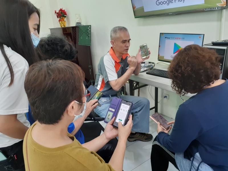 老師進行實用APP教學，學員認真學習的情形。