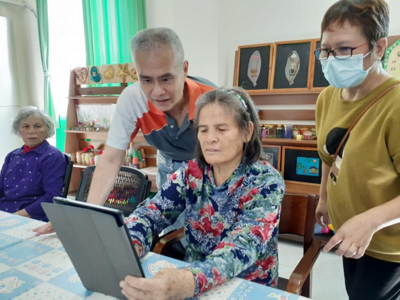 學員對APP有疑問，老師進行現場解說。