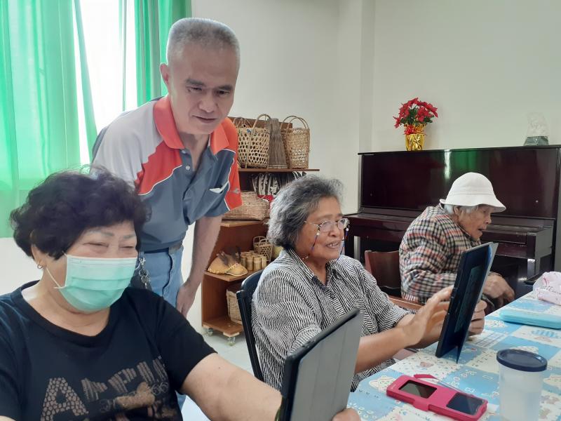 學員對氣象的APP不了解處，老師加以說明。