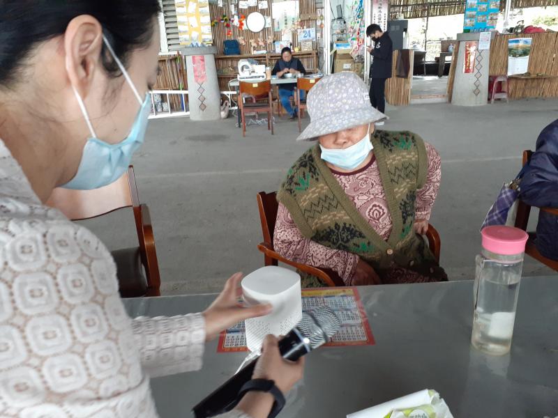 學員體驗AI（小愛同學）。