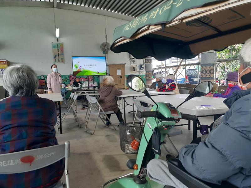 老師說明課程中的智慧穿戴量測(心跳、血壓、久坐提醒等)、減重瘦身APP