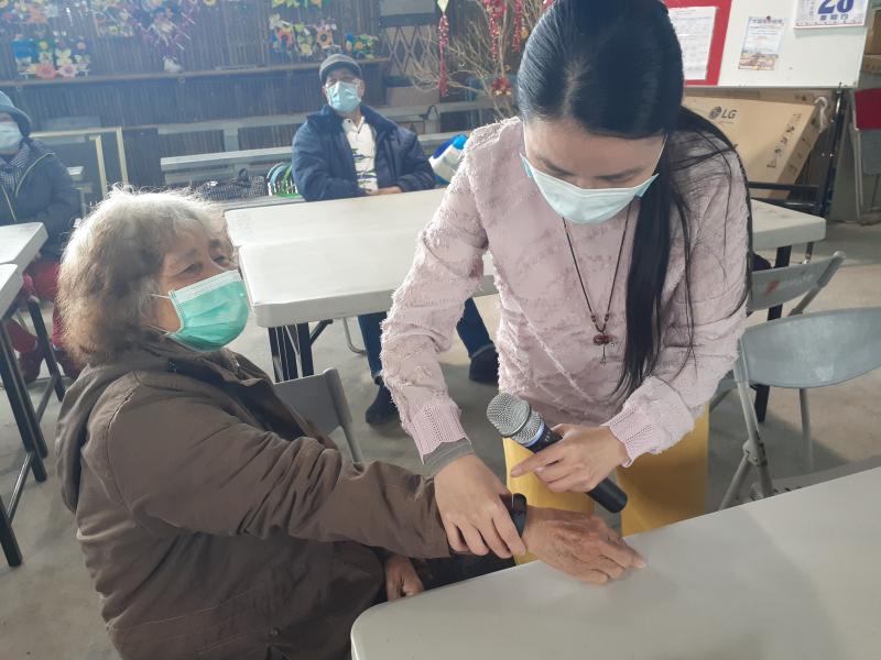 學員在體驗小米手環的功能