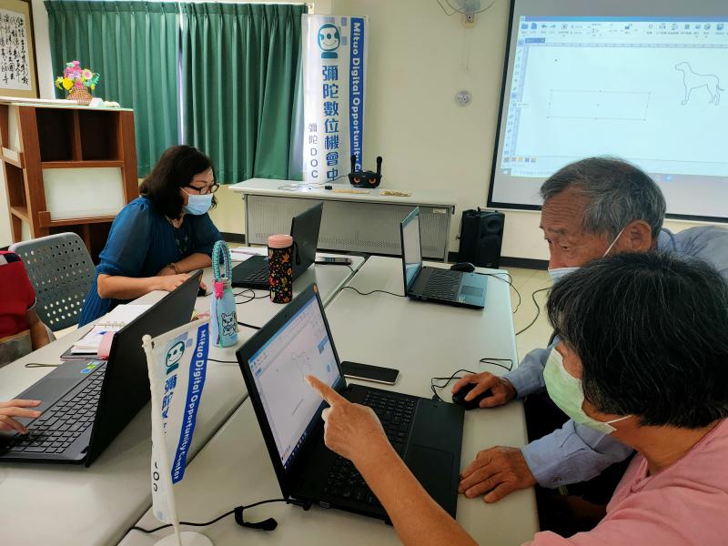 學員夫妻正熱烈討論作品的呈現方式