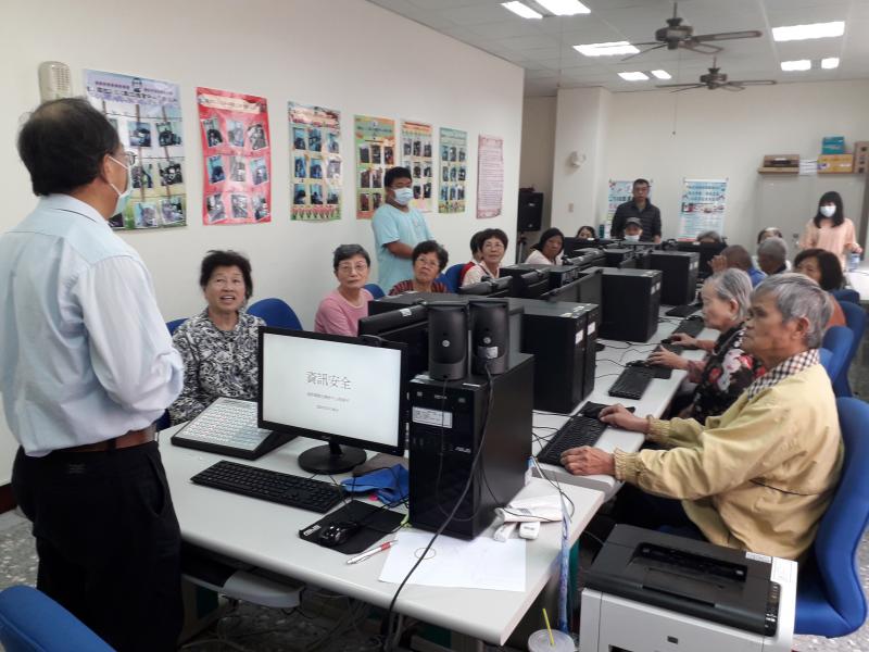 張老師講解資訊安全的重要性,以及如何有效做防範.