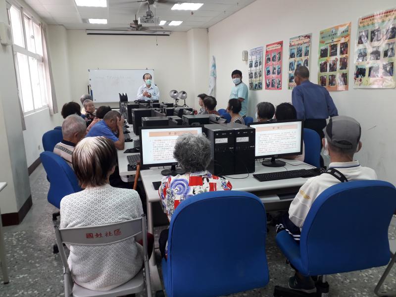 張老師與學員互相分享討論所遇到的親身經歷,當時處理是用報案三聯單,但是現在則改為受(處)理案件證明單