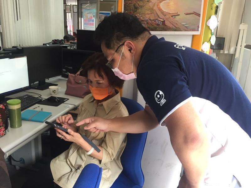 透過手機與電腦註冊與登入學習中心，學習學到更多想學的知識。