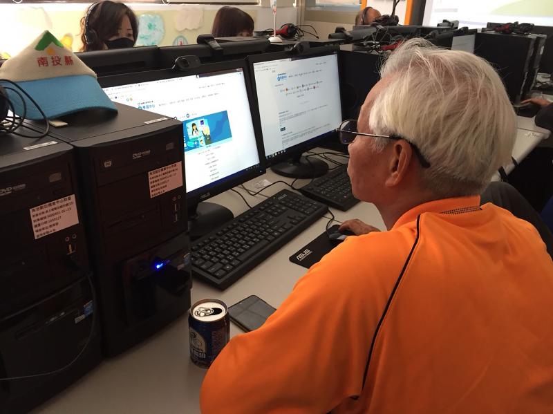 學員認真學習線上『學習中心』網站