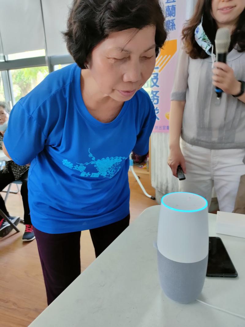 學員體驗小布機器人