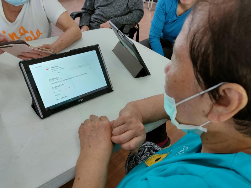 運用平板使用 ok google查詢資料