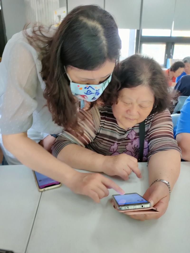 協助學源運用手機使用