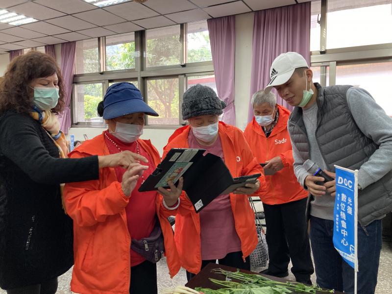 長輩透過APP拍攝植物