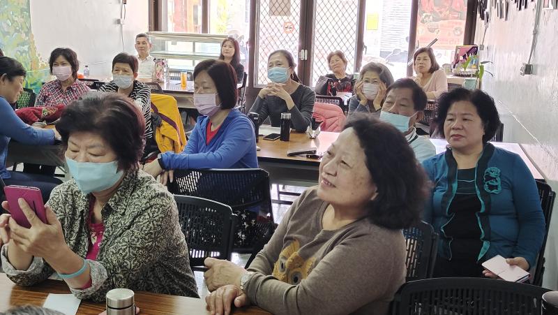 學員在課堂上都聚精會神的聽講師講授