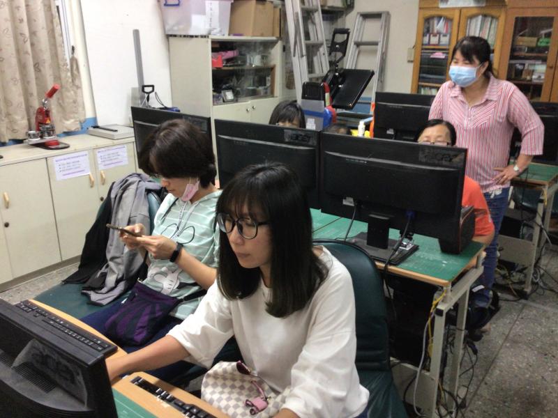 學員使用EMAIL與手機電話帳號登入申請登入帳號