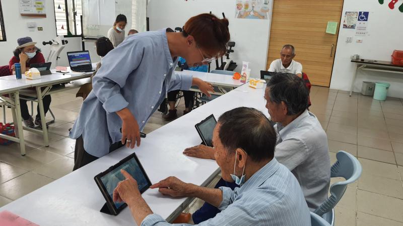 岩宏老師細心地一步一步教導學員開機以及如何連結wifi