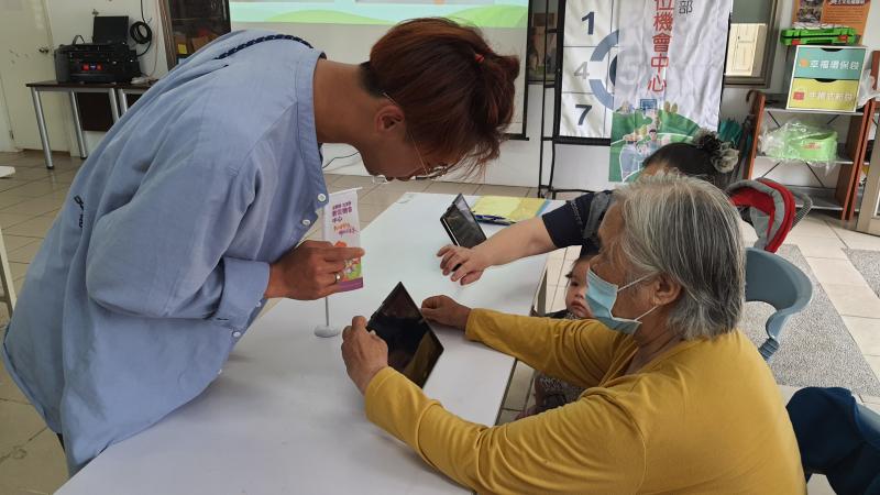 學員獨立操作平板