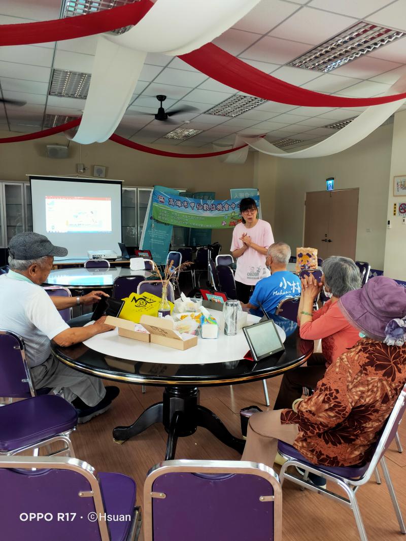 老師上課時先宣導甲仙數位機會中心的課程內容