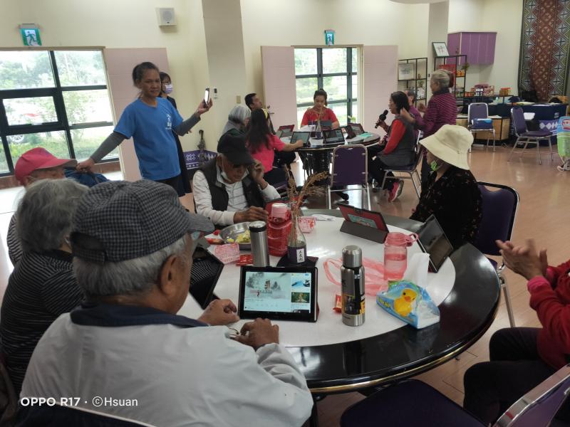 長輩們利用平板電腦連接藍芽麥克風唱歌分享
