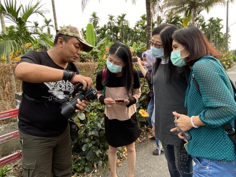 老師與學員討論如何讓照片更精進