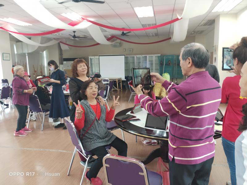 長輩們學習利用平板電腦拍照