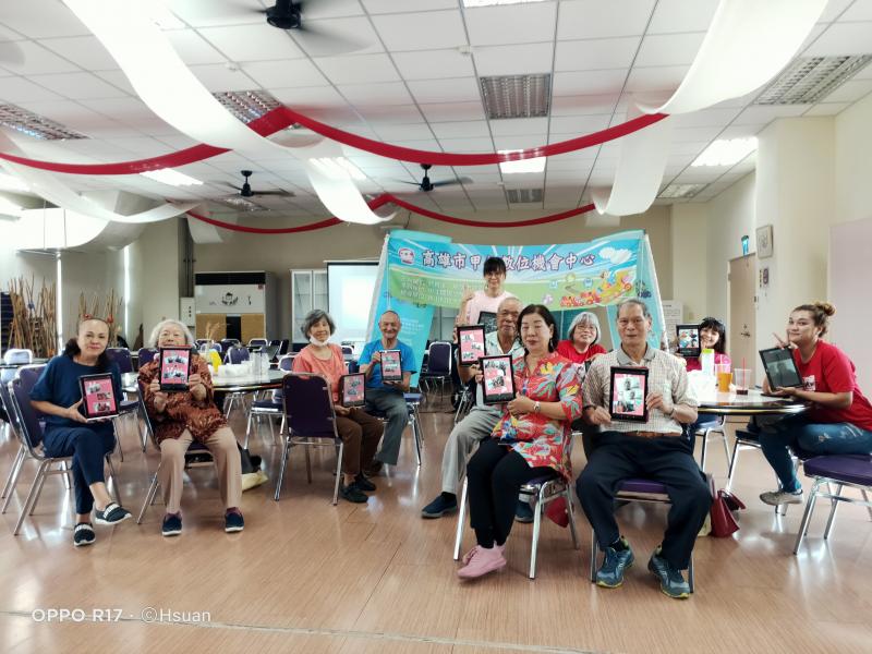長輩們拿著自己得意的作品開心大合照